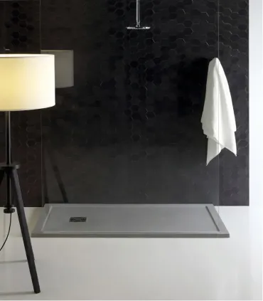 Piatto Doccia in Marmo Resina Serie Flat con Bordo Integrato Colore Grigio Cemento 70x140 H 3,3 cm Tamanaco